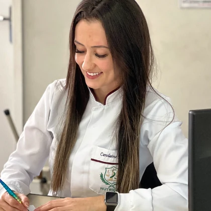 Carolaine Marques de jaleco, em atendimento